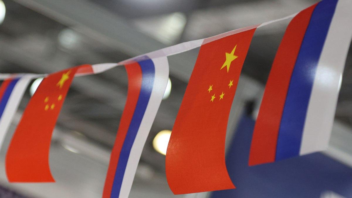 Платформа А7 сократила время на переводы в Китай до 100 минут Платформа трансграничных платежей А7 созданная банком ПСБ сообщила о переводе средств в Китай обработанном за 1 час 40 минут В А7 пояснили это стало возможным за счет оптимизации технологических процессов Средняя скорость трансграничных переводов между Россией и Китаем которую теперь предлагает компания составляет четыре часа Подробнее в материале Ведомости Правила торговли