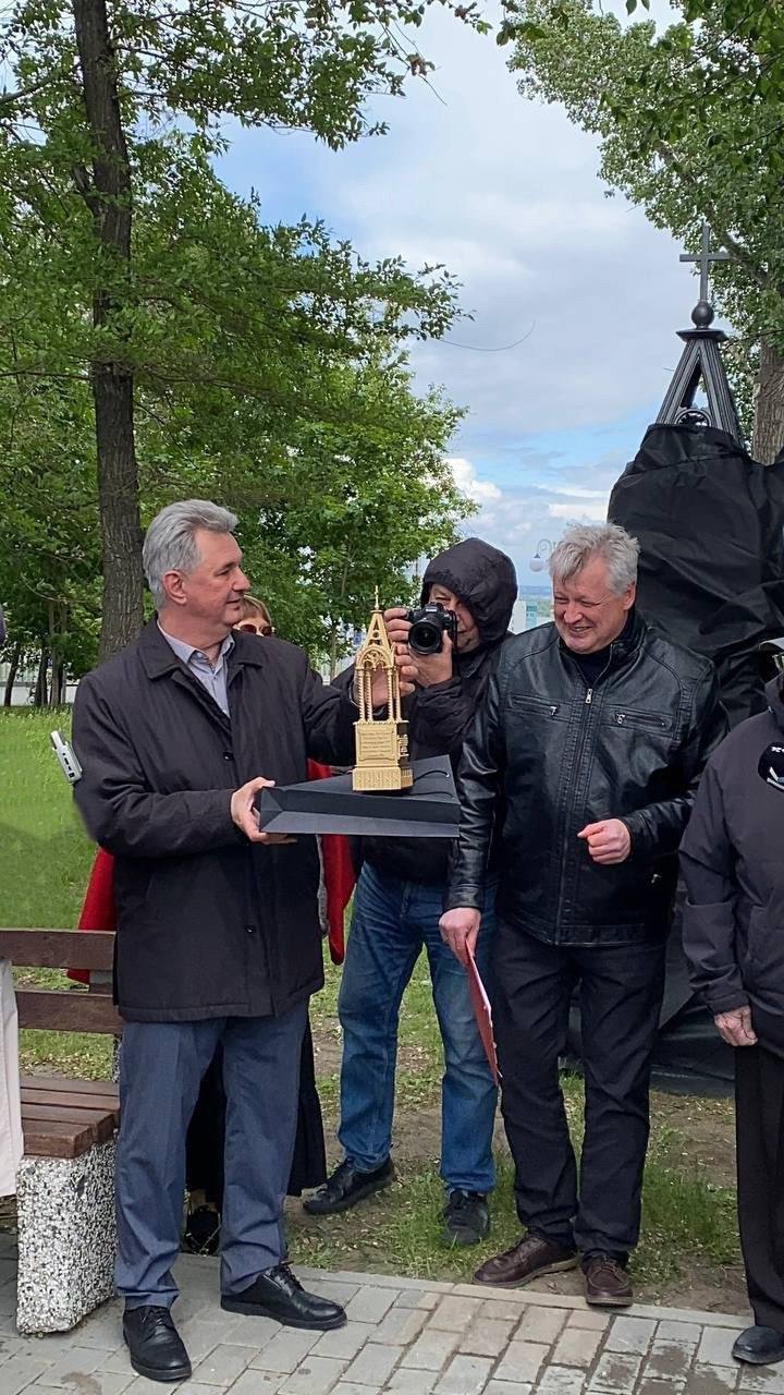 На Нагорном парке открыли памятник археологу Густаву Менье. Менье был первым профессиональным археологом на Алтае. В 1861 году он посетил Алтай, где побывал побывал в Змеиногорске, окрестностях Локтевского завода, Николаевкого и Чагырского рудников, был на Колыванской шлифовальной фабрике и Чарышском форпосте. По некоторым данным, заезжал в Бийск, в июле приехал в Барнаул, позже тяжело заболел и в 1862 году умер. Памятник ему был разрушен около века назад. Подписаться Прислать новость