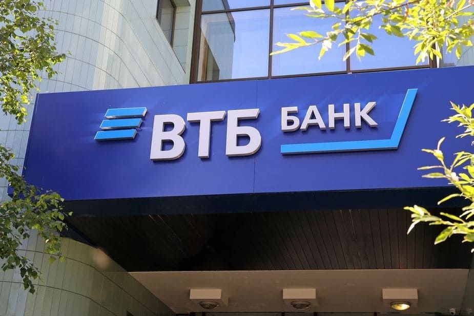 ВТБ: Снижение ключевой ставки несколько «оживит» розничное кредитование  - Снижение депозитных ставок происходит быстрее, чем сокращение ключевой ставки  - ВТБ повышает прогноз по выдачам ипотеки на рынке до ₽4,04 трлн  ранее – ₽3,8 трлн   - ВТБ пока сохраняет прогноз по выдачам автокредитов в 2025 году на уровне ₽1,3 трлн  - Говорить о кардинальных изменениях на рынке пока преждевременно  Читать далее      #VTBR