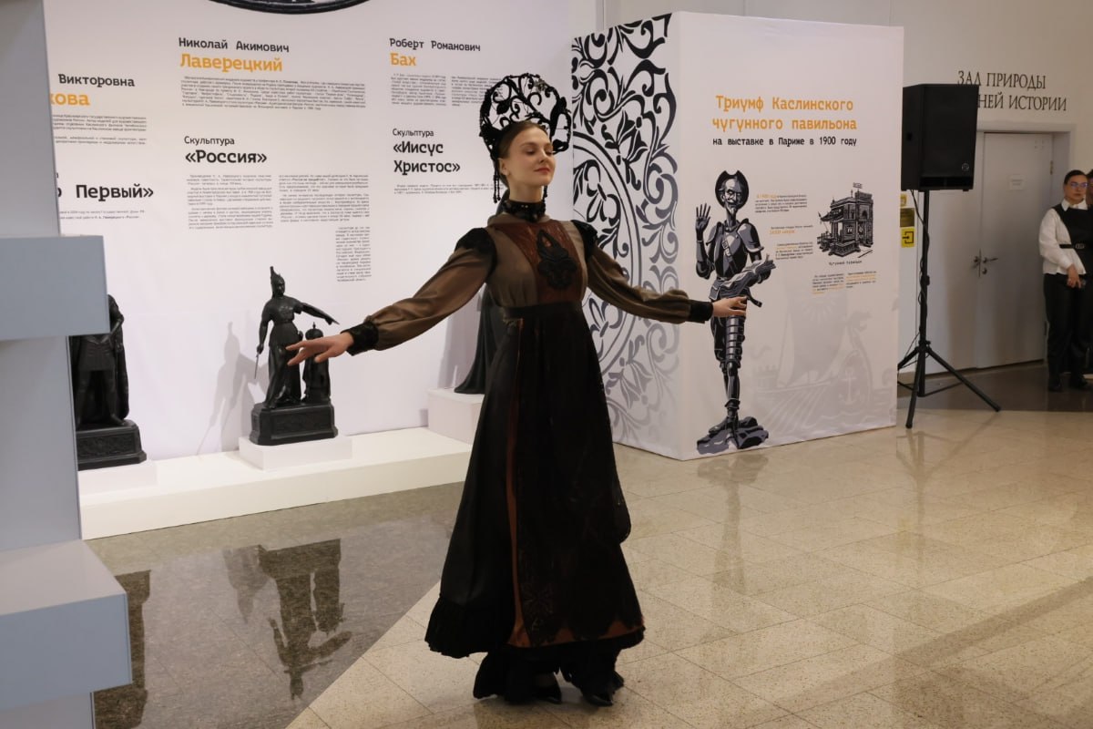 В Челябинске открылась выставка каслинского литья Россия не продается В Государственном историческом музее Южного Урала открылась масштабная выставка каслинского художественного литья В фойе Восточной башни разместили более 60 скульптур из фондов музея от редких дореволюционных отливок до известных произведений советского времени и современных работ Эта выставка отражение истории России через каслинское литье а в нем история и быт нашего народа его христианские ценности Это История с большой буквы заявил министр культуры Челябинской области Алексей Бетехтин   t me chgub