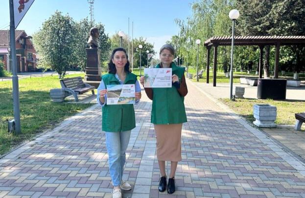 Донские волонтеры собрали 240 тысяч голосов на благоустройство общественных пространств Донские волонтеры собрали 240 тысяч голосов в рамках Всероссийского голосования на поддержку благоустройства общественных территорий. Активисты рассказывают о проекте, демонстрируют территории для голосования, а также оказывают помощь в выборе пространства. Об этом рассказал заместитель губернатора Ростовской области Артем Хохлов. «Добровольцы обеспечены необходимой атрибутикой и работают на 350 точках, определённых совместно с муниципальными штабами. Самыми популярными точками работы волонтеров традиционно стали учреждения образования и культуры, общественные пространства: парки и скверы, торговые площадки, а также многофункциональные центры», – отметил Артем Хохлов. Всего же свыше 430 тысяч жителей региона отдали свой голос за пространства, которые нужно создать, обновить или привести в порядок. Волонтеры Ростовской области ежегодно становятся активными участниками проведения всероссийского голосования. В 2025 году на сопровождение проекта подано более 5,9 тысяч заявок на ресурсе добро.рф. А за последние четыре года количество желающих принять участие в обеспечении голосования выросло почти в восемь раз – 745 заявок в 2021 году. Южная служба новостей