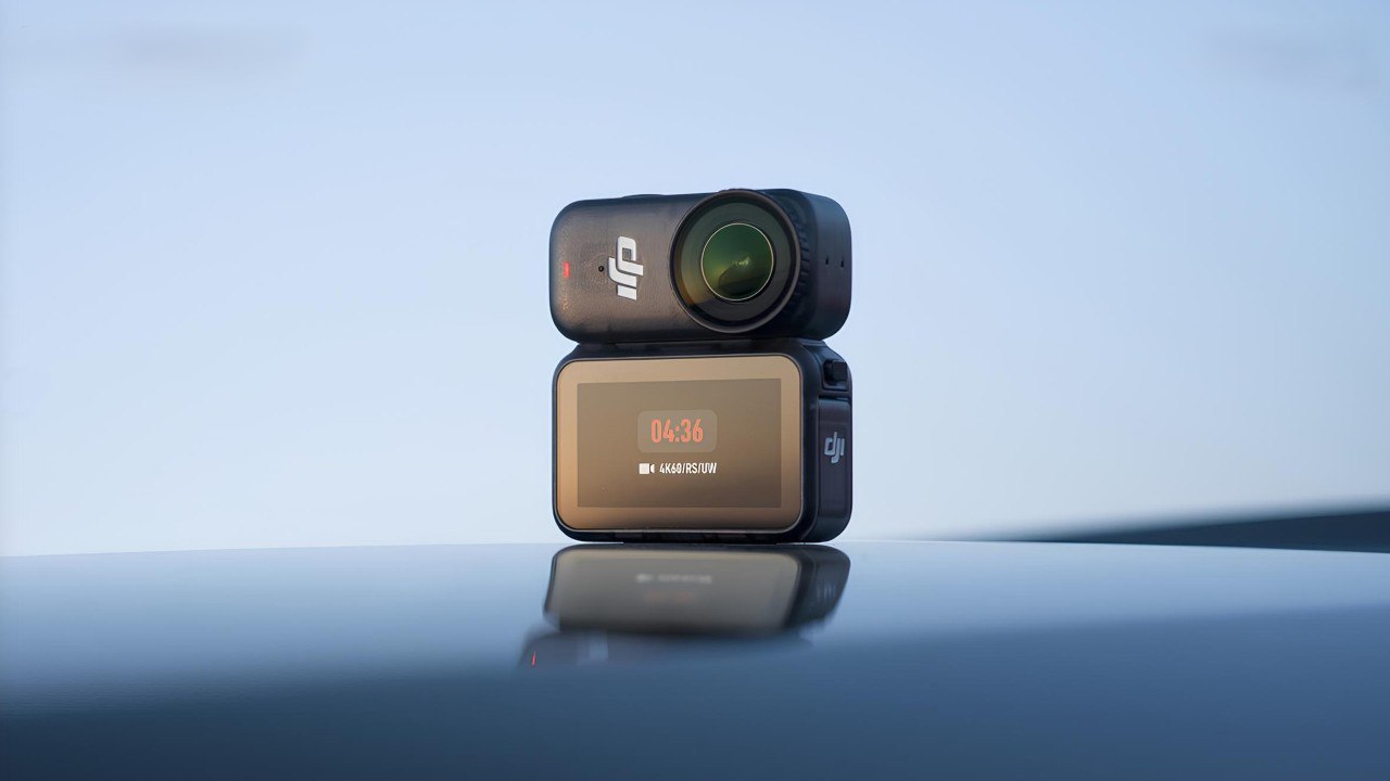 DJI выкатила сверхкомпактную экшен камеру Osmo Nano В небольшой корпус поместился большой 1 1 3 сенсор с поддержкой съёмки в 4К до 120 fps и возможностью делать фотографии разрешением до 35 Мп Отсоединяемая док станция содержит слот под карты памяти дополнительную батарею и OLED дисплей на 800 нит который можно использовать отдельно Цена 279 евро 27 500 рублей за модель с 64 ГБ Док станция тоже входит в комплект rozetked me news 41718