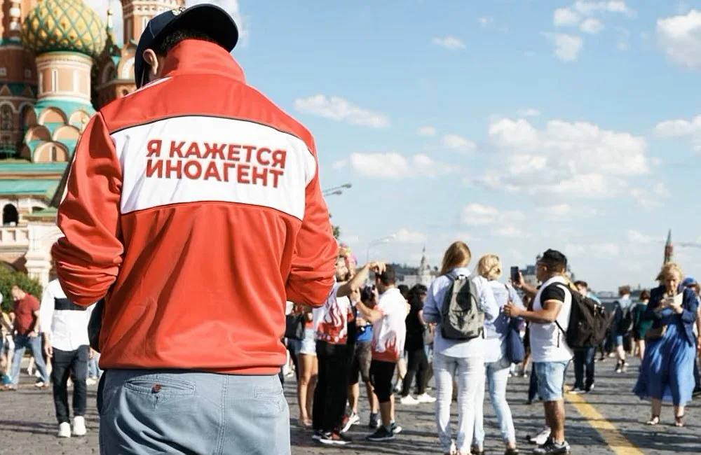 В России ввели штрафы для иноагентов Владимир Путин подписал закон о введении штрафов до 500 тысяч рублей для иностранных агентов за несоблюдение требований Минюста РФ. Новое положение введено в административный кодекс РФ. Для граждан, являющихся иноагентами, штраф за невыполнение требований Минюста составит от 30 до 50 тысяч рублей, для должностных лиц - от 100 до 300 тысяч, для юрлиц - от 300 до 500 тысяч. Уточняется, что если иностранный агент производит и распространяет информацию о своей деятельности, в том числе онлайн, без соответствующей маркировки или с нарушением ее формы, он понесет наказание в виде штрафа от 30 до 50 тысяч рублей. Теперь также можно заочно привлекать иноагентов к административной ответственности за нарушение порядка их деятельности. Главное — здесь. Подписывайтесь!