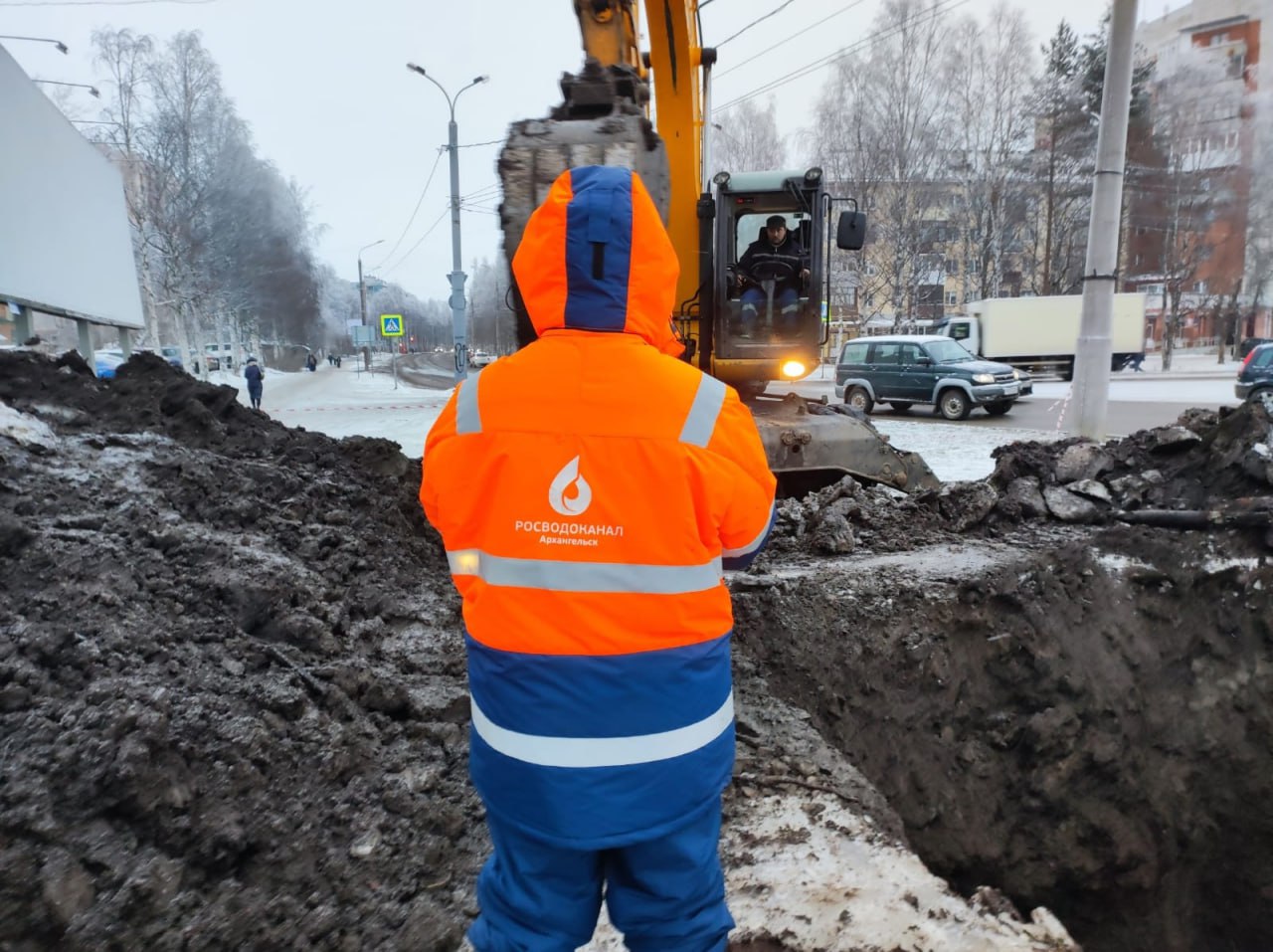 В новогодние праздники «РВК-Архангельск» будет работать в усиленном режиме  Все аварийно-ремонтные бригады и оперативные службы предприятия приведены в режим повышенной готовности. На период с 29 декабря по 8 января составлен график дежурств оперативных бригад, проведен инструктаж, подготовлена спецтехника, в том числе экскаваторы, илососы, самосвалы, тракторы и автокран.  Проведение плановых ремонтных работ с отключением водоснабжения на праздничные дни не запланировано. Для ликвидации возможных нештатных ситуаций сформирован необходимый запас материально-технических средств, горюче-смазочных материалов, подготовлена техника, в том числе и для подвоза воды жителям города.  Центральная диспетчерская служба «РВК-Архангельск» будет работать круглосуточно. Любую информацию, связанную с водоснабжением и водоотведением, горожане могут узнать, позвонив телефону 61-00-00.  Фото: «РВК-Архангельск»