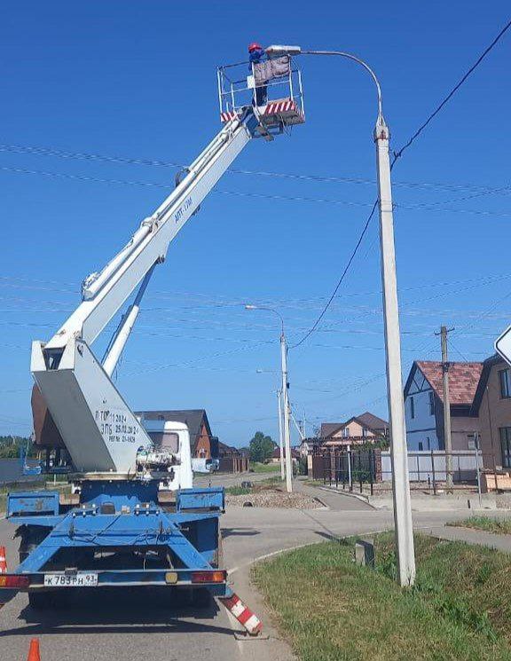 В Апшеронске продолжаются работы по обеспечению уличного освещения За последние два дня работниками городской жилищно-коммунальной службы заменено 38 светильников на улицах: Юдина 9 Января Степная Жуковского Березовая Лесная Зеленая Пушкина Горького Пушкина Баумана переулках Заводской и Тупиковый. В ближайшее время продолжатся работы по освещению пешеходных переходов в различных районах города. По материалам администрации Апшеронска Апшеронский рабочий