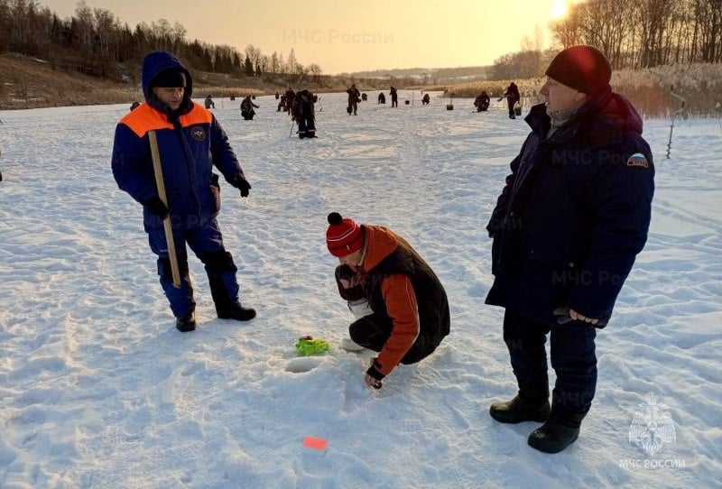 Зимняя безопасность с инспекторами ГИМС МЧС России  На прошедшей неделе, а более усиленно - в выходные, инспекторы ГИМС МЧС России по Тульской области провели патрулирование водоемов региона.    Зимой на реках и озерах Тульской области собирается немало любителей рыбалки. В связи с этим специалисты ГИМС МЧС России проводят регулярные рейды по водоемам региона, контролируя толщину ледового покрова и соблюдение рыбаками правил безопасности.  В рамках патрулирования сотрудники спасательного ведомства напоминают жителям о том, что на льду следует быть осторожным и не выходить на него в одиночку. Каждый зимний рыболов должен знать, что безопасная толщина льда для передвижения должна быть не менее 10 сантиметров.    Также тем, кто сидит с удочкой над лункой или находится на льду, инспекторы ГИМС вручили информационные памятки с правилами безопасного поведения на зимнем водоёме, ведь пока ждешь клева, можно еще и получить знания, которые помогут сохранить жизнь.   МЧС Тульской области   подписаться