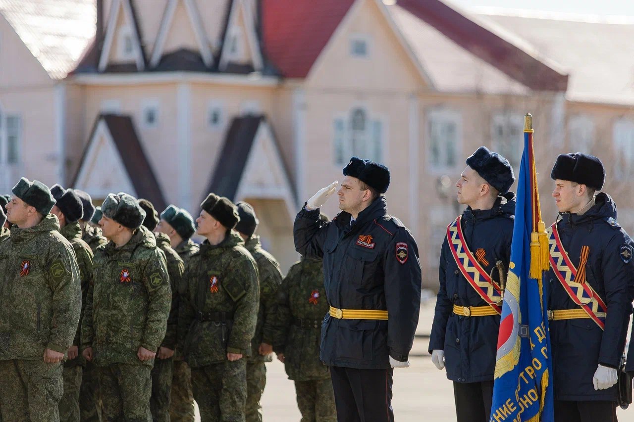 В Нарьян-Маре готовятся к празднованию 9 Мая На площади Марад сей проходят репетиции торжественного построения, в котором участвуют военнослужащие Министерства обороны Российской Федерации, сотрудники УМВД России по НАО, ГУ МЧС России по НАО, кадеты средней школы №4, участники военно-патриотического общественного движения «Юнармия» и барабанщицы заслуженного коллектива народного творчества «Травушка». Акция «Равнение на Победу!» с торжественным построением и митингом состоится 9 Мая, начало в 11 часов. Фото: Александра Берг/НАО24