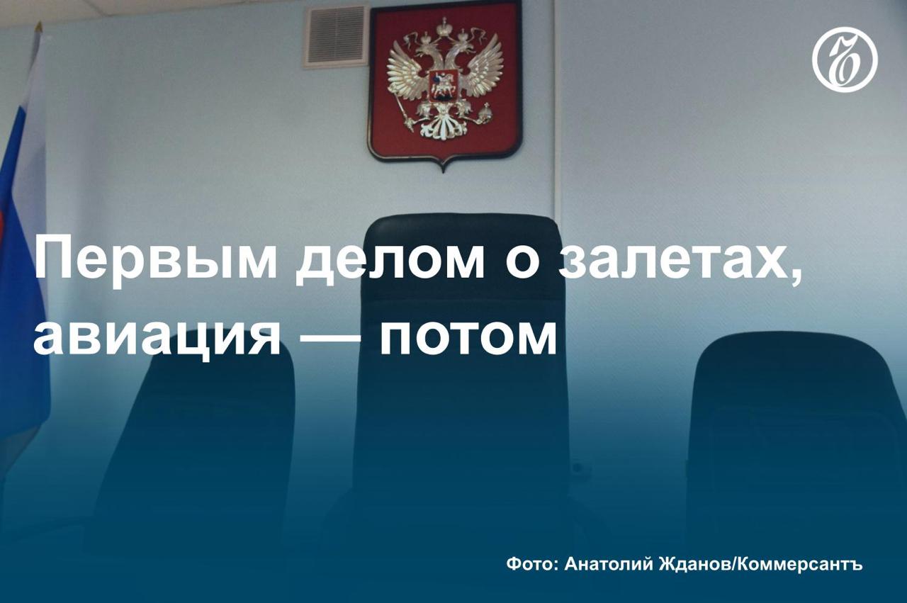 Вступили в силу приговоры двум группам злоумышленников, действовавшим в Краснодарском высшем военном авиаучилище летчиков КВВАУЛ . Как стало известно «Ъ», бывший начальник финансово-экономической службы училища Алексей Имас приговорен к пяти годам колонии за растрату 60,9 млн руб. Оксана Мартынова, врач медчасти КВВАУЛ, осуждена на четыре года лишения свободы за получение денег от абитуриентов якобы за прохождение врачебно-летной комиссии. Врач утверждает, что в училище действовала гораздо более масштабная коррупционная схема, лидер которой старается уйти от наказания. Подробнее — в материале «Ъ». #Ъузнал