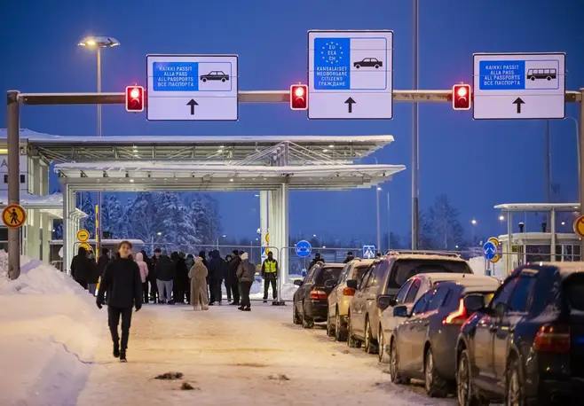 Финляндия подумывает об эксперименте — возможно, этой зимой один из КПП на восточной границе с Россией откроется в тестовом режиме. Как сообщает газета Ilta-Sanomat, решение связано с зимними условиями, которые, как считают власти, могут естественно сдерживать миграционные потоки.  Пока это только планы, и никаких окончательных решений нет. Но если идея дойдёт до реализации, в правительстве обещают тщательно оценить все риски.