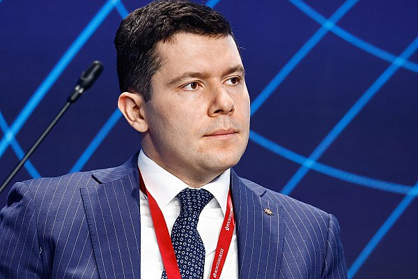 Авиапром в 2025 году может получить средства ФНБ и от продажи активов Средства Фонда национального благосостояния ФНБ и ресурсы от продажи различных активов могут быть направлены на развитие российской авиапромышленности заявил глава Минпромторга РФ Антон Алиханов на заседании комитета Госдумы по бюджету и налогам Об этом сообщает ТАСС В этом году мы с Минфином договорились у нас есть ресурсы как ФНБ так и ресурсы которые мы получаем от продажи различных активов которые направляются на эти цели о которых я сказал сказал Алиханов В целом по словам министра своей главной задачей в этой сфере Минпромторг видит завершение процесса создания производственных мощностей завершение процесса сертификационных работ по новым самолетам вертолетам и двигателям и доводку всех моделей до необходимых для авиакомпаний летно технических характеристик aviaru net n288892
