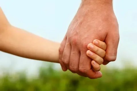 Депутат Анжела Мунтяну-Пожога представила законопроект, который предусматривает ответственность для родителей, покидающих страну без оформления опеки над детьми. Также предлагается увеличить штрафы за невыполнение родительских обязанностей, установить срок в 3–4 месяца для рассмотрения споров о родительских правах. Проект включает изменения в Семейный кодекс, направленные на усиление защиты детей, включая ограничения для родителей, обвинённых в насилии. Также предусматривается улучшение защиты детей в ситуации риска с возможностью срочного вмешательства органов опеки и ускоренное реагирование полиции. Кишинев Live. Подписаться