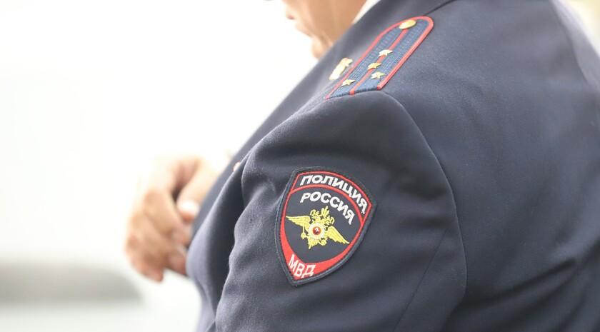МВД по ЛНР не фиксировало случаев использования дипфейков в Республике  МВД по ЛНР в настоящее время не зафиксировало фактов использования технологии дипфейков в Республике. Об этом в интервью ЛИЦ сообщил начальник Управления по борьбе с противоправным использованием информационно-коммуникационных технологий МВД по ЛНР подполковник полиции Андрей Левченко.  «Эта технология предназначена для изменения голоса и внешности. На территории Республики мы таких фактов пока не фиксировали, но это не означает, что их нет», — проинформировал он.  Начальник управления отметил, что технология может использоваться как для изменения голоса, так и при видеозвонках.  «То есть гражданин представляется кем угодно: камера изменяет внешность и делает из него Брэда Питта или Киану Ривза, полковника ФСБ. Этого нужно опасаться. Я бы посоветовал всем использовать принцип нулевого доверия — зеро траст. Не доверять вообще никому, даже себе, и перепроверять всегда. В наше время это должно стать позицией», — подчеркнул Левченко.