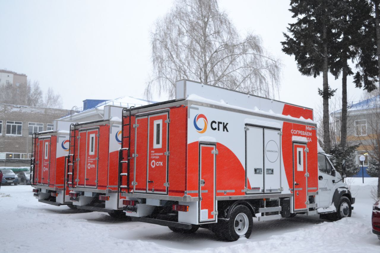 Спецтехника СГК направит более 40 млн рублей на приобретение спецтехники для теплосетей Барнаула Новая спецтехника поступит на вооружение барнаульского теплосетевого подразделнния СГК в текущем году  Экскаватор погрузчик будет задействован для проведения земляных работ Также машина востребована при погрузке сыпучих материалов для планировки грунта и восстановления благоустройства  Грузопассажирские автомобили ГАЗ нужны для доставки бригад оборудования инструментов и приспособлений на объекты тепловых сетей  Новый самосвал КАМАЗ будет задействован для перевозки грузов на объекты тепловых сетей и снабжения бригад необходимыми материалами  Передвижная автомастерская МАВР на базе автомобиля Газон NEXT отлично зарекомендовавшая себя спецтехника которая используется для перевозки бригад и проведения оперативных ремонтно восстановительных работ Обновление парка спецтехники позволит более оперативно и качественно выполнять задачи по выявлению и устранению повреждений на теплосетях