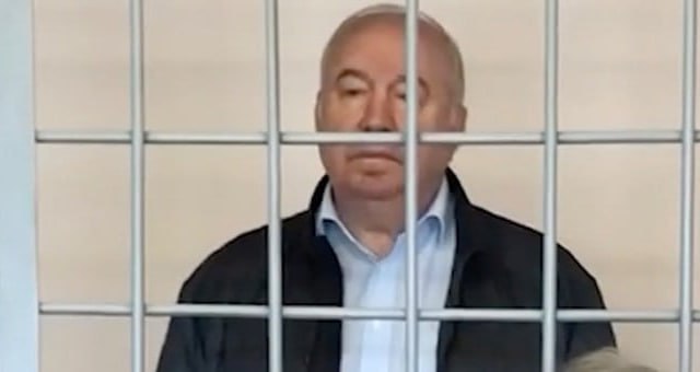 Суд удовлетворил заявление прокуратуры о взыскании с бывшего первого вице премьера Республики Алтай Роберта Пальталлера 20 9 млн рублей Это средства сумма которых превысила сумму его доходов и доходов его семьи в период совершения инкриминированных ему деяний Выяснилось что тогда он купил пять объектов недвижимости а также четыре автомобиля премиальных марок Напомним в 2022 году за получение взяток в крупном и особо крупном размере и превышение должностных полномочий он приговорен к 14 годам колонии строгого режима и к штрафу в размере 80 млн рублей Также на него было возложено обязательство возместить государству причиненный ущерб в размере 136 млн рублей Таким образом сумма выплат Пальталлера в бюджет с учётом нынешнего взыскания составляет около 217 млн рублей Подробней по ссылке www gorno altaisk info news 183678
