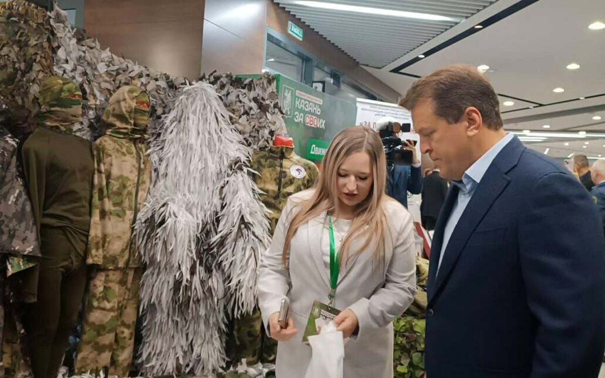 В Казани открылась выставка боевого снаряжение и гуманитарной помощи СВО  В КЦ «Московский» начал свою работу I гуманитарный форум «Казань за СВОих». Перед стартов форума открылась выставка достижений «народного ОПК».  Среди экспонатов дроны самолетного и наземного типа, квадрокоптеры, штурмовой видеоприцел, AR-устройство, глушители, дульные устройства, компенсаторы, маскировочные сети, военные костюмы, буржуйки, сублимированные продукты, окопные свечи, элементы 3D-печати и многое другое.  Экспонаты осмотрел мэр Казани Ильсур Метшин.  Директор гуманитарного движения «За Победу! Казань» Евгения Коцарь вместе со своими волонтерами представила на выставке изделия, которые они шьют сами.  «Здесь маскировочные костюмы, флисовое термобелье, балаклавы и средства для эвакуации раненых. Мы шьем все это сами. За 2,5 года существования нашего движения мы сшили более пяти тысяч изделий, кроме этого мы отправляем на фронт гуманитарную помощь и технические устройства. Очень много неравнодушных жителей города и предпринимателей помогают нам и нашим ребятам приблизить Победу», – рассказала она.