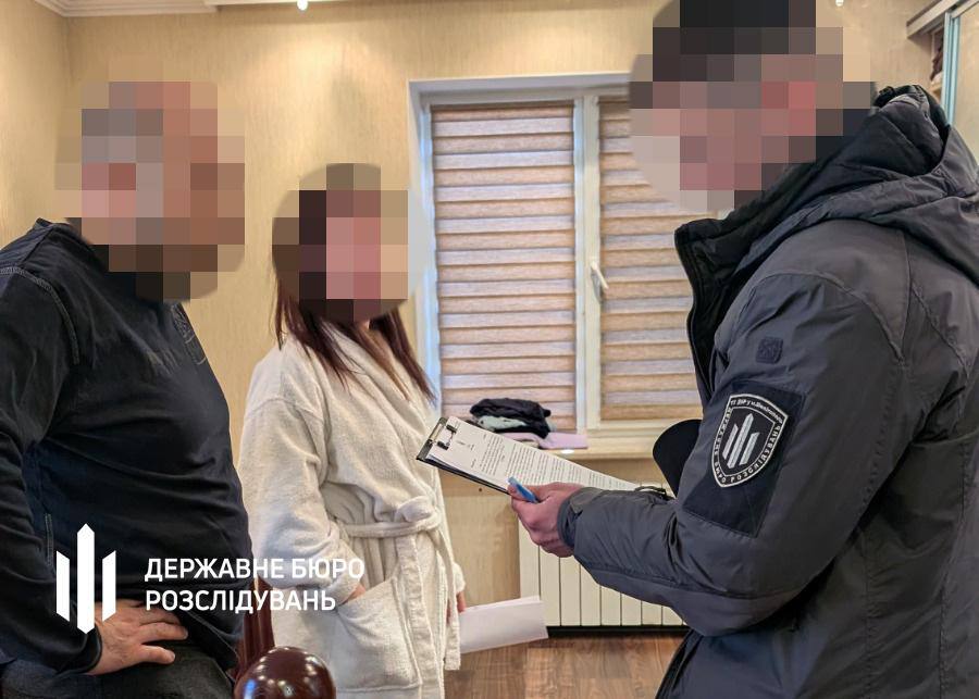 2 миллиона долларов на "освобождение от мобилизации": в Запорожском ТЦК разоблачена коррупционная схема  Государственное бюро расследований сообщило о разоблачении масштабной коррупционной схемы в городском территориальном центре комплектования  ТЦК  в Запорожье. По данным следствия, за полтора года должностные лица центра получили взятки на сумму не менее 2 миллионов долларов.  Схема действовала с начала 2024 года. В её рамках, по версии ГБР, более 1500 мужчин заплатили за уклонение от мобилизации. Один из задокументированных эпизодов — офицер воинского учёта требовал у гражданина 1300 долларов за снятие его с розыска после получения повестки.  Если экстраполировать этот "тариф" на всё число выявленных эпизодов, минимальная сумма взяток за полтора года составляет около 2 миллионов долларов. Следствие продолжается. Не исключается участие в схеме нескольких звеньев — от военкомов до медиков.