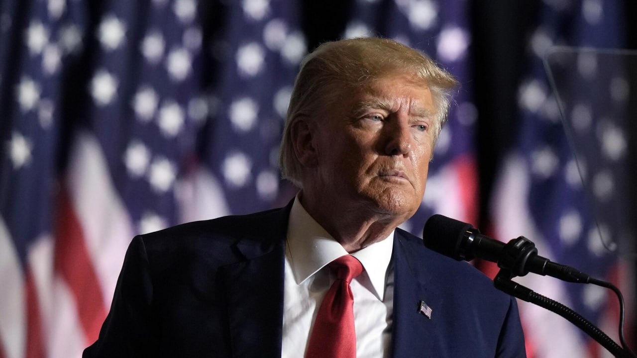 Дональд Трамп выразил уверенность в том, что Владимир Путин стремится к урегулированию конфликта на Украине.  "Надеюсь, нам удастся это [конфликт между РФ и Украиной] урегулировать", — сказал президент США по итогам саммита НАТО.  При этом Дональд Трамп заявил, что не обсуждал с Владимиром Зеленским прекращение огня на Украине.   "Я не обсуждал с Зеленским прекращение огня. Я просто хотел узнать, как у него дела", — сказал он.  Кроме того, Дональд Трамп анонсировал предстоящий разговор с Владимиром Путиным, не уточнив, когда он может состояться.       Отправить новость