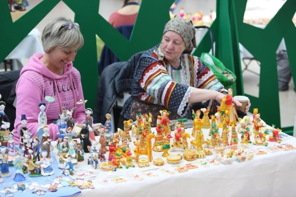 На сегодня в России около 805 малых городов с населением менее 50 тыс человек Малый бизнес играет существенную роль в развитии небольших населенных пунктов Поэтому государство местные органы власти и крупные корпорации стремятся стимулировать рост предпринимательской активности Мощным драйвером для предпринимательства в небольших городах может стать программа развития регионов частью которой служит перемещение крупных компаний в разные субъекты РФ говорят эксперты В стадии перемещения сейчас находится ПСБ Банк переезжает в Ярославскую область где девять из 11 городов относится к категории малых Стратегия банка предусматривает привлечение дополнительных инвестиций в экономику региона в том числе в образовательные проекты развитие городской инфраструктуры и инициативы направленные на повышение туристической привлекательности Ярославля и других территорий области Реклама ПАО Банк ПСБ