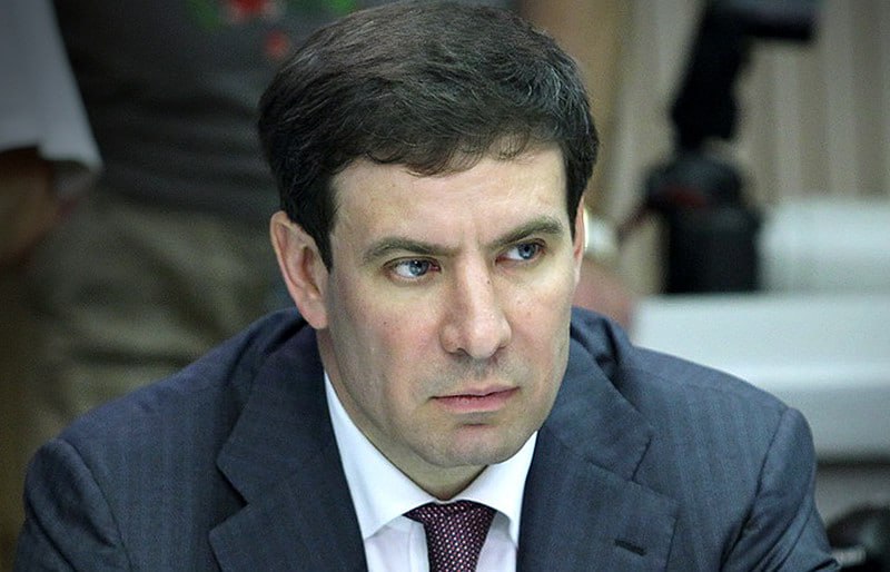 Квартиры челябинского экс губернатора Михаила Юревича отдали Минобороны В общей сложности военное ведомство получит 63 квартиры в разных регионах в том числе Москве Петербурге и Челябинске которые принадлежали семье Юревича а также бизнес партнеру экс депутату Госдумы Вадиму Белоусову Из Министерства обороны Российской Федерации поступило обращение о передаче указанных квартир для нужд Вооруженных сил страны в целях дальнейшего предоставления их военнослужащим сообщили в суде Челябинска где рассматривался соответствующий иск Генпрокуратуры В мае 2024 года был национализирован главный актив семьи Юревича компания Макфа и 18 аффилированных с ней предприятий Сам Юревич в данный момент живет в Лондоне