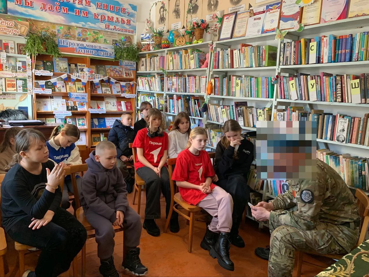 Встреча поколений школьники встретились с участником СВО В библиотеке 25 пос Новоизобильного прошла встреча активистов Движения Первых школы 20 с участником специальной военной операции Дмитрием Жилиным Дмитрий Владимирович подробно рассказал детям о повседневной жизни на передовой о ценности и значимости каждой минуты службы Особый интерес у ребят вызвал рассказ о боевых наградах которых он удостоен о значение каждой из них об истории вручения Гость подчеркнул важность личной храбрости и самоотверженности каждого бойца В рамках встречи директор централизованной библиотечной системы Наталья Лигостаева передала мужчине около 20 окопных свечей изготовленных добровольцами А ребята попросили его передать бойцам на передовой тёплые письма с поздравлениями в честь приближающегося Дня защитника Отечества Подобные встречи воспитывают у школьников чувство гордости за героев способствуют формированию достойного будущего поколения Подписывайтесь на нас в МАХ max ru id2623029330 gos19