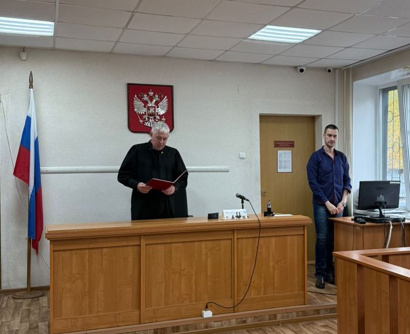 В Асбесте суд отправил на принудительное лечение женщину похитившую чужого ребенка Асбестовский городской суд завершил рассмотрение уголовного дела в отношении местной жительницы обвинявшейся в похищении несовершеннолетнего п д ч 2 ст 126 УК РФ Инцидент произошел в июне 2025 года Женщина увела пятилетнего ребенка с детской площадки и незаконно удерживала его в своей квартире Девочка была освобождена сотрудниками полиции По состоянию здоровья женщина не подлежит уголовной ответственности  Сегодня Асбестовский городской суд вынес постановление о применении к подсудимой принудительных мер медицинского характера в виде принудительного лечения в медицинской организации оказывающей психиатрическую помощь в стационаре специализированного типа с интенсивным наблюдением Мера пресечения в виде содержания под стражей сохраняется до помещения в стационар Постановление суда вступит в законную силу через 15 суток если не будет обжаловано сторонами Асбестовский городской суд