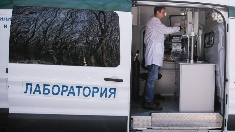 Причину удушливого запаха выясняют в Петровском округе Местные жители неоднократно обращались с жалобами на удушливый запах неизвестного происхождения. Они попросили администрацию муниципалитета выяснить причины его появления и привлечь нарушителей к ответственности, если факт загрязнения воздуха подтвердится. В Светлоград уже прибыл передвижной экологический пост — сотрудники проводят отбор проб воздуха в местах, где жители чаще всего замечали наличие неприятного запаха. Речь идёт о районе ж/д вокзала и микрорайоне Кисличее. «Специалисты проведут необходимые анализы, которые помогут получить объективную информацию о состоянии воздуха, установить источник неприятного запаха и предпринять соответствующие меры. Результаты исследований станут известны в ближайшее время», — написала глава округа Наталья Конкина.
