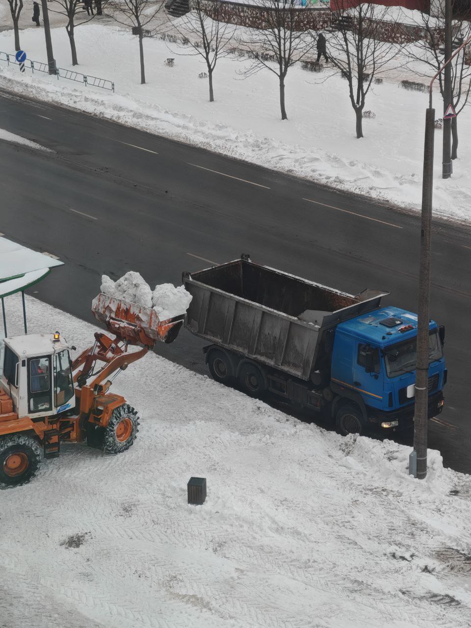 Оперативная информация о работах по обработке улиц от гололедицы в Солигорске В связи с неблагоприятными погодными условиями и образованием гололедицы коммунальные службы района приступили к работам в ранние утренние часы На данный момент задействовано Техника 20 единиц Персонал более 140 человек Работы по посыпке тротуаров и пешеходных зон продолжатся в течение всего дня Основное внимание уделяется обеспечению безопасности передвижения пешеходов