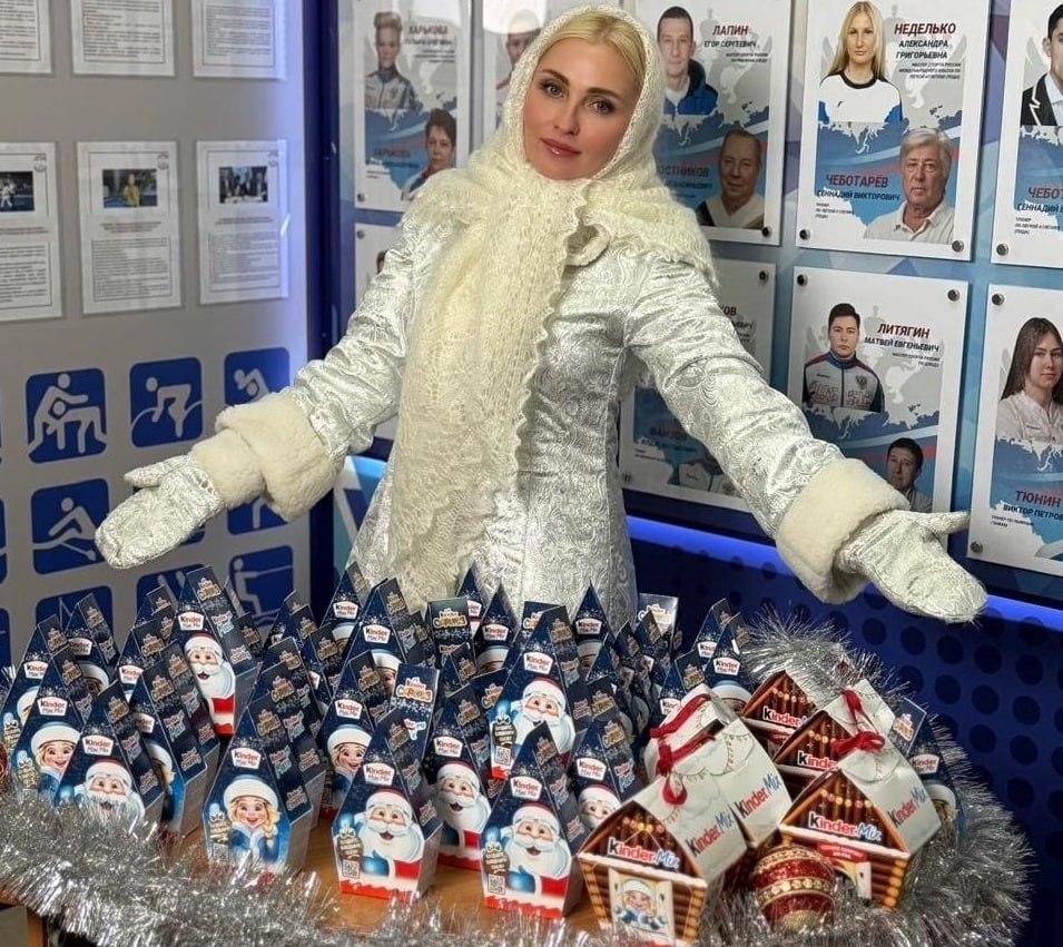 Оренбургские спортсмены собрали новогодние подарки для ребят из Перевальска Спортивное сообщество региона министерство спорта Центр спортивной подготовки волонтёры УОР и семь спортивных школ Оренбурга объединились чтобы подготовить сладкие новогодние подарки для воспитанников Перевальской спортшколы в ЛНР Мы верим что спорт объединяет а праздник должен быть у каждого ребёнка Пусть этот Новый год принесёт нашим друзьям радость веру в чудо и силы для новых побед на спортивных аренах отметили организаторы акции Фото ЦСП Оренбургской области