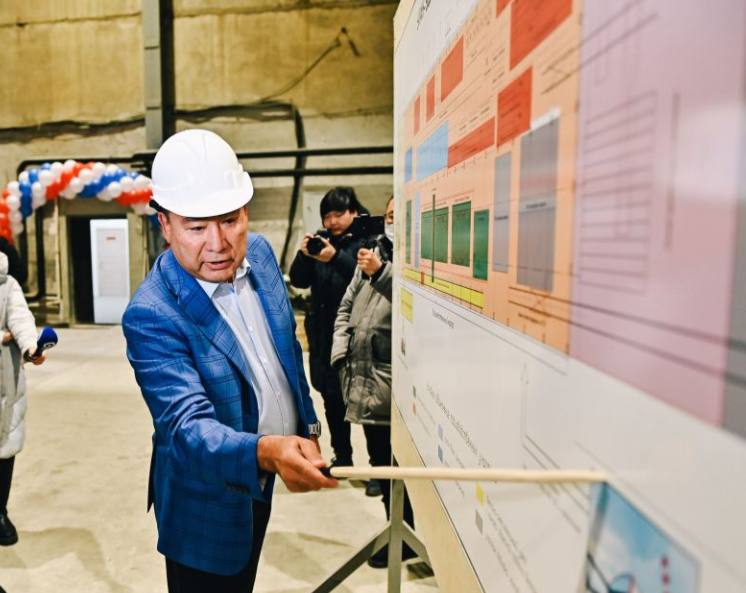 В Улан Удэ строительный магнат утянул на скамью подсудимых сразу пять человек Пятеро бывших сотрудников филиала РосКапСтроя в Бурятии предстанут перед судом по 29 эпизодам преступлений включая превышение полномочий и служебный подлог В 2022 году осуществляя строительный контроль за возведением двух школ они вступили в сговор с подрядчиком Обвиняемые подписывали акты с ложными данными о выполненных работах что позволило строительной компании незаконно получить около 21 млн рублей из бюджета Подрядчиком выступала структура бизнесмена Владимира Хусаева который уже осуждён за мошенничество Подробнее на нашем сайте