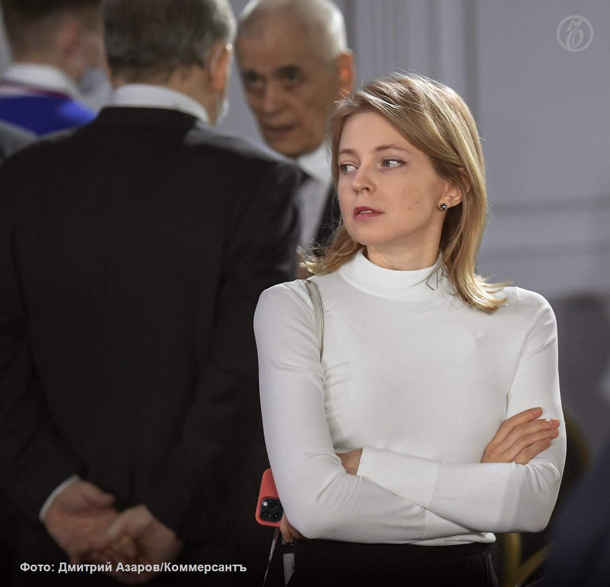 Бывший прокурор Крыма Наталья Поклонская прокомментировала информацию о смене имени на Радведа Об этом ранее сообщил Сергей Мардан Ключенков ведущий программы Мардан на телеканале Соловьев Live и одноименной программы на радио Вести FM Он утверждает что о смене имени стало известно из иска госпожи Поклонской о защите чести и достоинства который она подала к блогеру Экс прокурор обвинила блогера в раскрытии персональных данных однако его утверждения о смене имени не опровергла Наталья Поклонская заявила что с 2014 года в отношении нее совершен ряд покушений поэтому она принимает специальные меры для своей защиты По ее словам персональные данные включающие в себя место жительства фамилию имя отчество в рамках подобных мер могут быть изменены Раскрывая в порыве очередного шоу мои паспортные данные он либо не осознает последствий либо просто заигрался в микрофонного патриота Но в любом случае его действия недопустимы а в какой то мере преступны прокомментировала госпожа Поклонская в Telegram Подписывайтесь на Ъ Оставляйте бусты