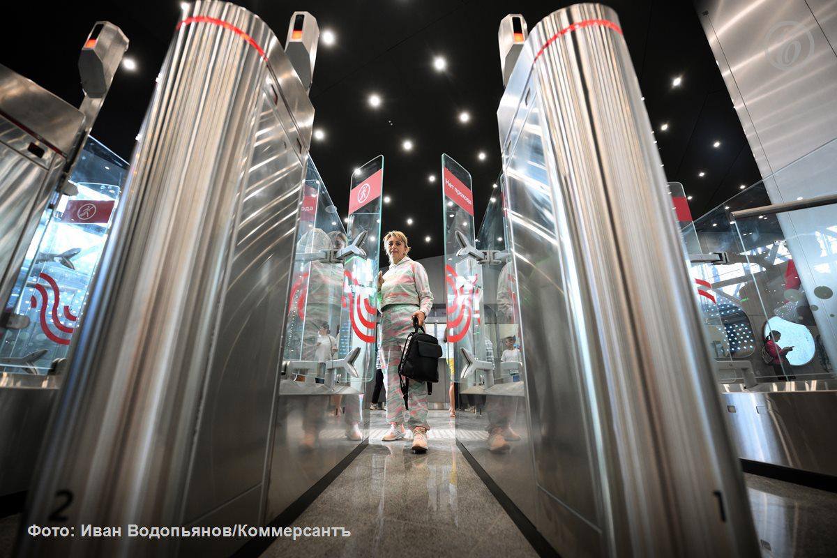 Сейчас проблема вандализма в транспорте да и в целом стоит уже не так остро как это было в 1990 е или даже в 2000 е Депутаты Мосгордумы хотят обновить перечень транспортных объектов где под угрозой штрафа запрещено рисовать граффити и клеить рекламу к ним предлагают отнести пункты продажи билетов на водный транспорт зарядные станции электробусов пилоны информационных табло и другие новые объекты транспортной инфраструктуры Авторы законопроекта поясняют что московский КоАП не поспевает за развитием московской же системы транспорта и все эти объекты еще не защищены законом Однако эксперт считает что повсеместное видеонаблюдение снизило проблему вандализма а еще встречающихся нарушителей можно наказывать в рамках федерального законодательства Подписывайтесь на Ъ Оставляйте бусты