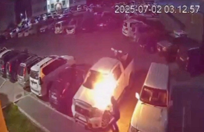 По факту поджога «Тундры» в столице Камчатки возбуждено уголовное дело После поджога дорогого автомобиля в Петропавловске-Камчатском полиция возбудила уголовное дело. По словам хозяина машины, сумма ущерба составила 3 миллиона рублей. Нажмите для подробностей -