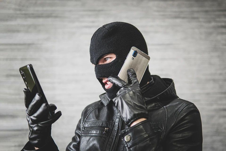 Мошенники применяют дипфейки блогеров для кражи денег при продаже машин  Мошенники применяют дипфейки известных экспертов и блогеров, чтобы похищать деньги россиян при продаже подержанных автомобилей. Об этом предупредили в МВД России.  «Специфика этой схемы в том, что мошенники используют облик и голос реальных, часто известных и авторитетных личностей — автоэкспертов, блогеров или случайных людей из соцсетей, чья репутация не вызывает сомнений, создавая иллюзию достоверности», — заявили в пресс-центре МВД.  В ведомстве уточнили, что аферисты применяют приемы социальной инженерии, такие как «Цена только сегодня!» или «Уже звонит другой покупатель!». Сниженная цена по сравнению с рыночной и поддельные документы помогают мошенникам усыпить бдительность жертв, не давая времени на проверку или размышления.  Для защиты от мошенников в МВД советуют быть внимательными при денежных операциях и скептически относиться к слишком выгодным или срочным предложениям.     Читать нас в MAX