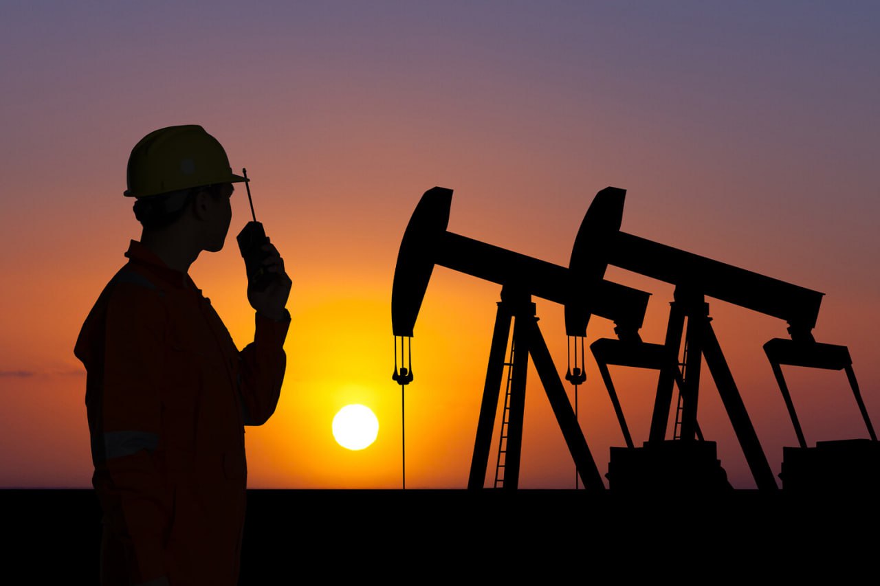 НПЗ Китая стали отказываться от закупок нефти из России на фоне американских санкций сообщает Bloomberg По данным издания частные компании также избегают сделок из за риска штрафов поставки рухнули почти на 45 Экономика на ночь