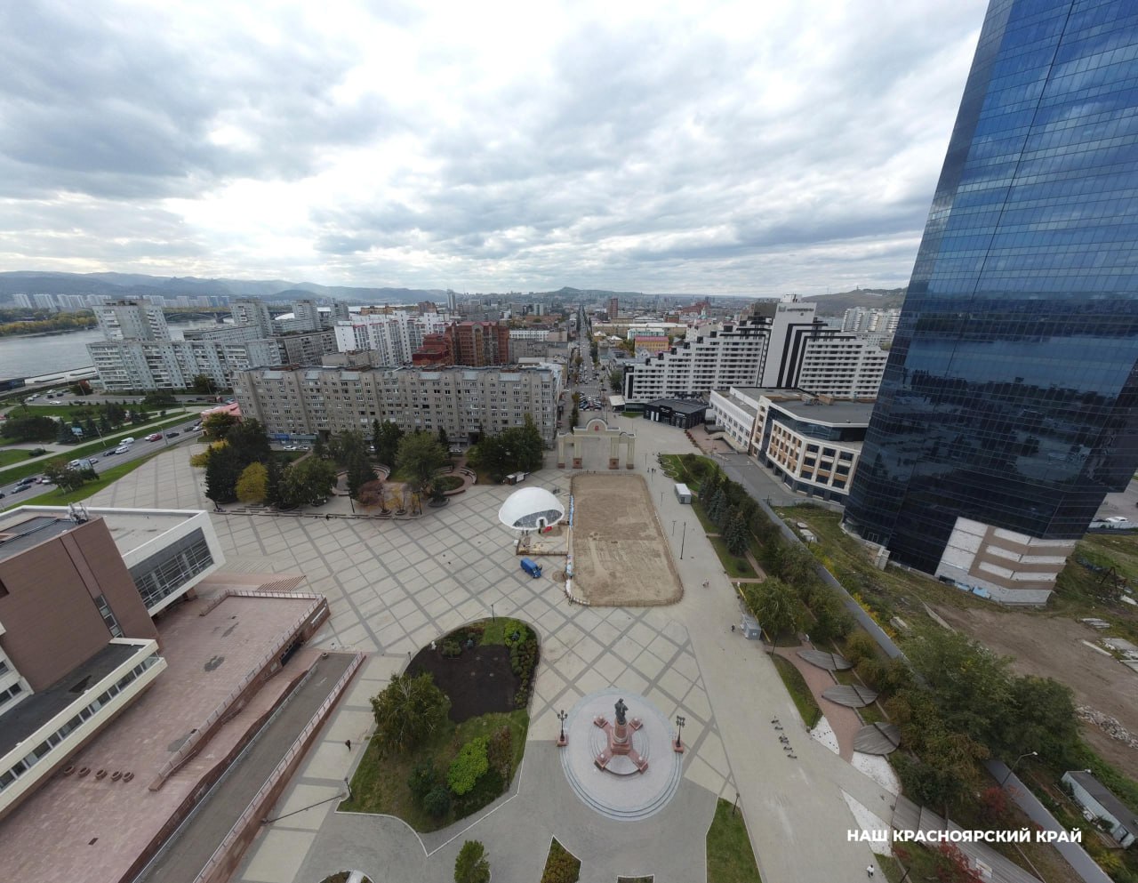 Памятник командору Рязанову с площади Мира в Красноярске могут перенести Сейчас специалисты прорабатывают такую возможность так как новая концепция развития общественного пространства подразумевает что там будут проводить большинство массовых городских мероприятий Где может разместиться памятник пока не обсуждалось так как окончательно не принято решение о его переносе А Триумфальную арку точно планируют снести и поставить новую ближе к улице Каратанова Сейчас ищут компании для подготовки проекта арки и разработки проектно сметной документации по благоустройству площади Мира