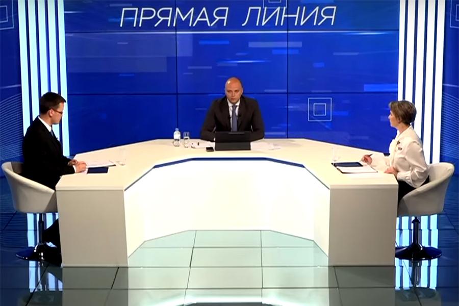Вечерний : линия губернатора, перепалка в Гвардейске и топливо Губернатор Алексей Беспрозванных вновь ответил на вопросы жителей региона во время прямой линии. Прошлый эфир, напомним, состоялся в декабре. Проводить их и далее планируют два раза в год. Среди затронутых на этот раз тем — тарифы на ЖКУ, стоимость топлива, газификация Балтийска, электросамокаты, открытие корпуса ММО «Планета Океан» и другие. Своему доверенному лицу и всем, от чьего имени он обращался, глава региона пообещал достроить три концессионные школы в течение ориентировочно двух лет. Пенсионерку, которая год не могла попасть на экскурсию по соцпрограмме «Балтийское долголетие», записали ещё до завершения эфира, подчеркнув, что жалоба единичная. При этом одна из самых обсуждаемых в соцсетях губернатора проблем — высокие цены на продукты — осталась за бортом обсуждения. Подробнее об этой и других новостях читайте в нашем традиционном дайджесте по ссылке. Изображение: скриншот записи прямой линии Алексея Беспрозванных
