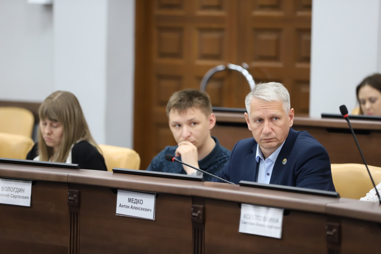 В Иркутске состоялось совещание по вопросу нарушения сроков проведения земляных работ.      В нем приняли участие главы округов, сотрудники профильных комитетов мэрии и представители ресурсоснабжающих организаций.   – Одна из самых частых жалоб, которую озвучивают иркутяне, звучит примерно так: «Разрыли и бросили все». Люди, которые живут в городе, требуют к себе уважительного отношения. И я их прекрасно понимаю. Многие ресурсоснабжающие организации затягивают сроки сдачи благоустройства после проведения земляных работ. Да, где-то действительно не всегда есть возможность оперативно привести территорию в порядок. Но, когда выходите на объекты, вы обязаны восстановить участок точно в срок, – обратился к собравшимся мэр Руслан Болотов.     И.о. заместителя мэра – председателя комитета городского обустройства администрации Сергей Гаврин сообщил, что с начала года выдано 723 разрешения на производство земляных работ. По состоянию на 25 июня 2025 года, нарушенное благоустройство восстановлено и сдано на 373 объектах, что составляет 53 % от общего объема выданных разрешений. Специалистами на регулярной основе осуществляются контрольно-выездные мероприятия на данные участки.     Отметим, что сетевые организации не могут проводить аварийные земляные работы более 14 дней. Дополнительно предусмотрено 10 дней на восстановление нарушенного благоустройства. В случае неисполнения этих условий в адрес сетевых организаций направляются претензии, предусматривающие штрафные санкции. В настоящее время таких выдано 29 на общую сумму более 2 миллионов рублей.     Кроме того, Руслан Болотов поручил усилить контроль за мойкой спецтехники и городских дорог в тех местах, где организован выезд с объектов строительства. Также необходимо очищать участки после проведения земляных работ.    Специалисты МУП «Водоканал» приняли эту информацию как руководство к действию. Они приступили к уборке территорий, на которых производились аварийные или строительные мероприятия. Одним из первых объектов, где навели порядок, стал Диспетчерский проезд.