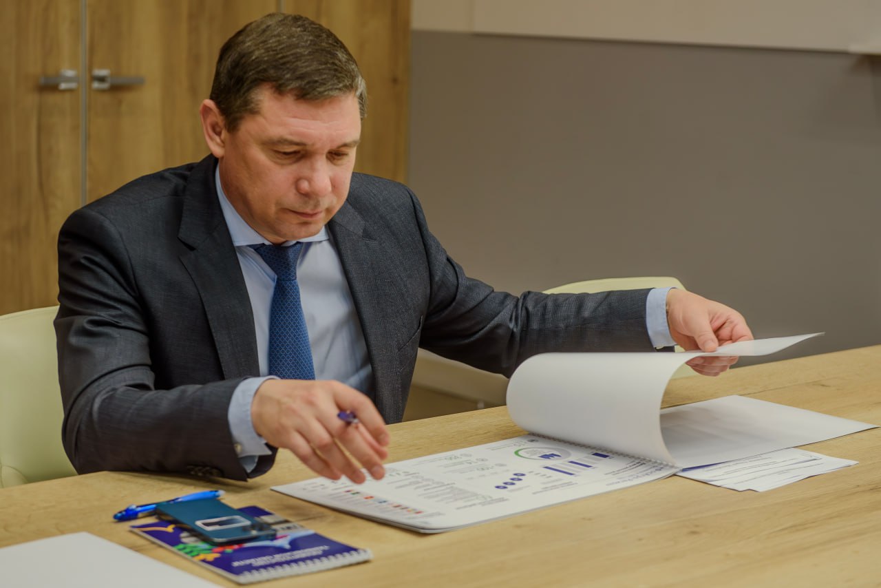 С генеральным директором компании "ФосАгро-Регион" Андреем Вовком обсудили обеспечение тамбовских сельхозтоваропроизводителей минеральными удобрениями. Тамбовская область входит в пятёрку лидеров Центрального Федерального округа по производству зерна, сахарной свеклы, подсолнечника и сои. Мы вносим весомый вклад в обеспечение продовольственной безопасности страны. Поэтому поддержка и развитие нашего агропромышленного комплекса - это приоритетная задача. Компания "ФосАгро-Регион" является одним из основных поставщиков минеральных удобрений. Безусловно, для нас очень важно постоянное и системное взаимодействие. Также обсудил с Андреем Михайловичем сотрудничество с Мичуринским аграрным университетом. Мы готовы предоставить большую базу для проведения экспериментальных исследований, а коллеги согласны приглашать наших студентов к себе на практику. Уверен, у нашего сотрудничества большие перспективы.