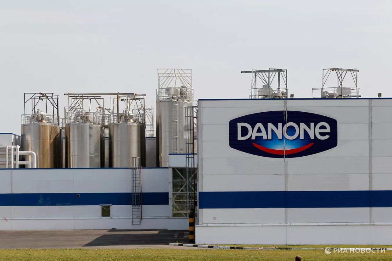 Ряд европейских стран отзывает смеси для младенцев французской компании Danone из за содержания в них токсина цереулида пишет Блумберг В частности речь идет об Австрии Германии Франции Швейцарии Румынии Венгрии и Польше Цереулид это токсин который представляет особую опасность для младенцев с незрелой иммунной системой Так он может вызывать тошноту рвоту спазмы в животе Подписаться на РИА Новости экономика Все наши каналы