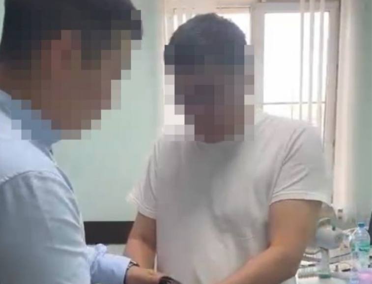 В Бурятии отказались выпускать бывшего директора на свободу Советский райсуд Улан Удэ продлил срок содержания в СИЗО теперь уже бывшему директору школы 43 Николаю Кычакову Мужчину обвиняют в двух эпизодах мошенничества В августе 2021 года он пригрозил строителям что не примет работу по возведению физкультурно оздоровительного комплекса если те не отремонтируют его личный автомобиль В декабре 2023 года Кычаков издал приказ о выплате премии работникам школы на сумму 400 тысяч рублей а деньги потребовал вернуть себе в карман В ходе заседания сам экс директор и его защитник просили избрать более мягкую меру пресечения Однако суд оснований для этого не нашел Ещё больше новостей на нашем сайте Сообщить нам свою новость можно по кнопке Письмо в редакцию