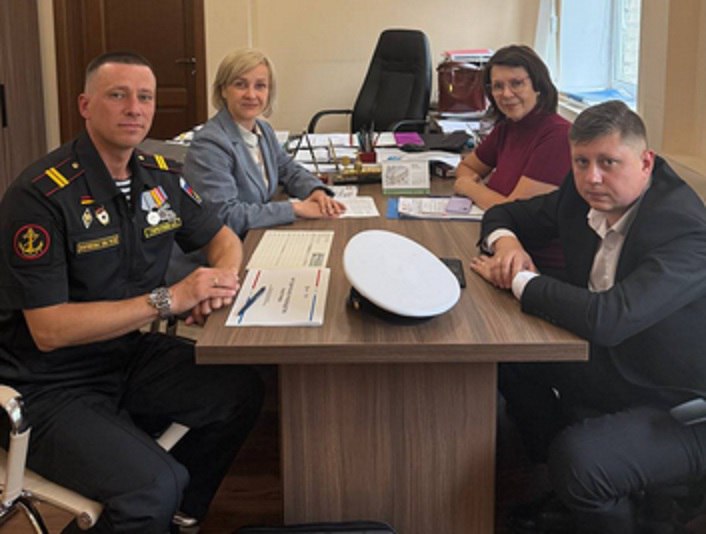 Морпех получит новый опыт в министерстве ЖКХ Челябинской области  Боец СВО, а ныне участник региональной кадровой программы «Герои Южного Урала» Александр Горбунов вышел на стажировку в министерство ЖКХ Челябинской области. Гвардии младший сержант служил в морской пехоте, а теперь хочет углубленно изучить систему жилищно-коммунального хозяйства и внести свой вклад в повышение качества услуг жителям.        — Мы рады видеть среди стажеров программы «Герои Южного Урала» активных, инициативных и амбициозных ребят, готовых вносить вклад в улучшение сферы ЖКХ, отметила Людмила Алпатова. — Уверена, опыт и энергия Александра станут отличным дополнением нашей команды.  Помогать стажеру также будет первый замминистра ЖКХ Максим Корнеев.          Голосовать за канал