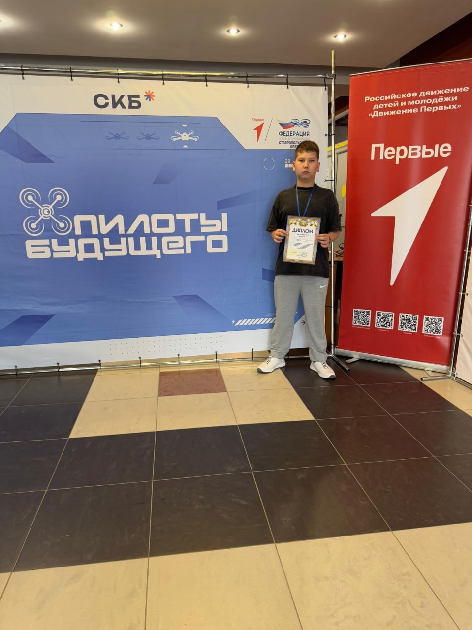 Региональный этап Всероссийского чемпионата «Пилоты будущего» состоялся в СКФУ Масштабное мероприятие состоялось 25 июня на площадке Северо-Кавказского федерального университета, где собрались юные пилоты со всего Ставрополья. Региональный отборочный тур Всероссийского чемпионата «Пилоты будущего – 2025» привлек более 200 школьников из Ставропольского края. Принял участие в чемпионате и наш земляк - Рамзан Туркумбаев из села Ачикулак. Ребята состязались в гонке дронов, узнали о конструировании и ремонте беспилотников, а также смогли ознакомиться с передовыми авиационными технологиями. Мероприятие организовано СКФУ при поддержке регионального отделения «Движения первых». Чемпионат направлен на развитие интереса к авиации среди молодого поколения и подготовку будущих специалистов отрасли. Фото: МКОУ СОШ № 10 с. Ачикулак