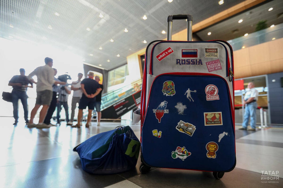 Казанцы не могут вернуться из Шарм-эль-Шейха из-за задержки рейса С трудностями столкнулись пассажиры египетской авиакомпании AlMasria Universal Airlines. Рейс UJ 7371, который должен был доставить их в Казань, значительно задерживается. Согласно информации, размещенной на онлайн-табло казанского аэропорта, вылет был запланирован на 05:20 утра. Однако, по неизвестным причинам, рейс был перенесен на более позднее время. Теперь прибытие самолета в пункт назначения ожидается в 19:25.