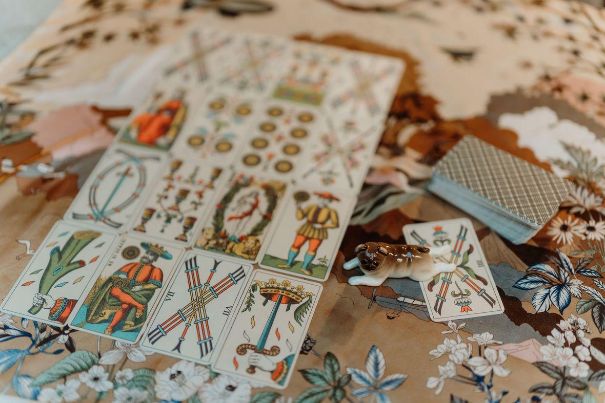 Мопс аналитик дала прогноз по индексу Мосбиржи на 2026 год В прошлом году мы позволили себе немного веселья и провели эксперименты с альтернативными и местами эзотерическими прогнозами которые дали кошка карты Таро и звезды Спустя год мы обнаружили что кошка Джессика предсказав индекс на уровне 2000 2500 пунктов оказалась ближе к истине чем многие кожаные аналитики а карты Таро во многом угадали движения рынка   Мы решили продолжить наблюдение за развитием событий по альтернативным данным и снова спросили карты и пушистого аналитика чего нам ждать в 2026 году от рынков Гертруда чёрный мопс императорских кровей выбрала диапазон для индекса Мосбиржи через год На четырех бумажках с лакомством были варианты от 2500 до 4000 пунктов Императрица уверенно пошла к 3200 3500 пунктов и съела угощение с такой скоростью что кажется намекает в 2026 году может понадобиться быстрая реакция и толерантность к риску Прогноз Таро на 2026 год   I квартал три жезла возможен резкий рост но к концу квартала оборонительная позиция   II квартал влияние сильной дамы консервативность и упорный труд принесут небольшую прибыль   III квартал карты предупреждают о возможных потерях и корпоративных конфликтах но также намекают на возвращение нерезидентов   IV квартал рост широким фронтом большие дивиденды но и борьба кому то триумф кому то убытки Совет от карт на год четвёрка Жезлов советует радоваться прибыли но по мнению РБК Инвестиций карта намекает и не забывать реинвестировать Дисклеймер это веселый предновогодний эксперимент а не инвестиционная рекомендация Редакция весь год использует только научные методы анализа и не прибегает к гаданиям и магии в своей работе Все прогнозисты не несут ответственности за инвестиционные решения принятые после его прочтения Подробнее о том чем долг покроется чем рынки успокоятся Мир обещает деньги альтернативные финансовые прогнозы на 2026 год Фото Михаил Гребенщиков РБК Подписаться на Сам ты инвестор