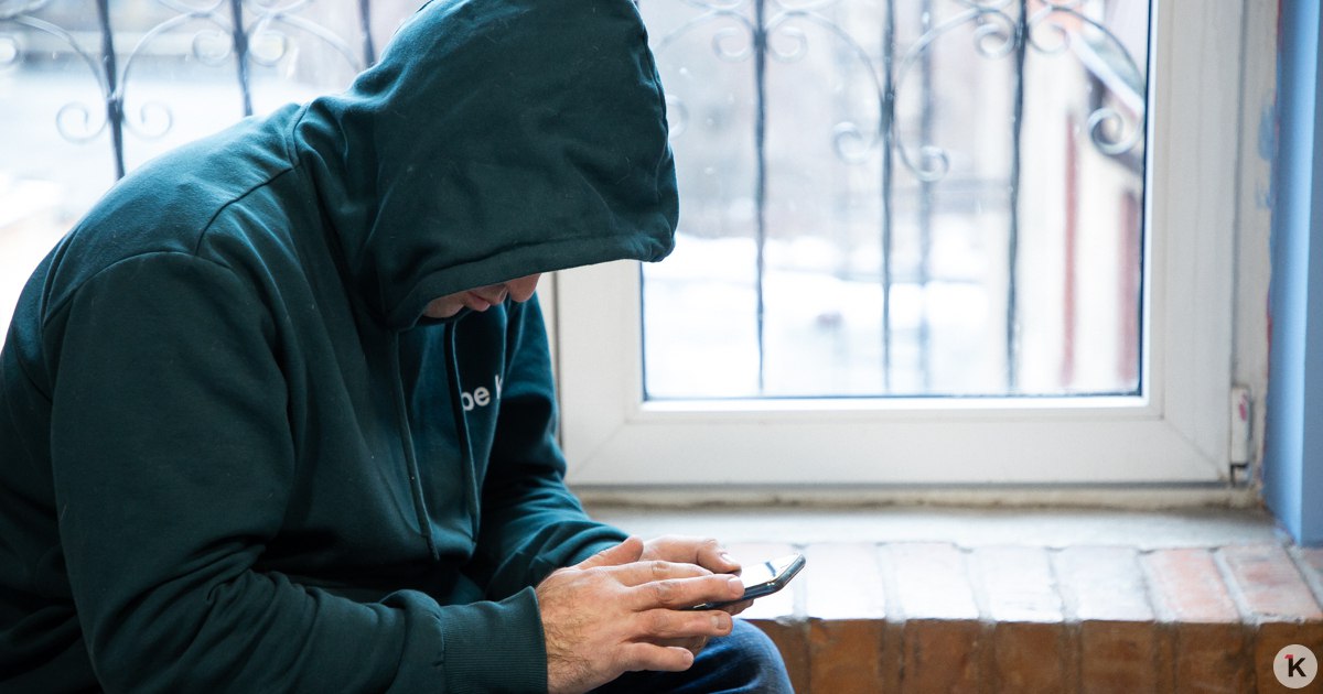 В России мошенники атакуют детей в Roblox МВД бьёт тревогу Мошенники для обмана детей используют яркие видео и фейковые раздачи в игровых чатах в Roblox Об этом в воскресенье 23 ноября сообщает управление по организации борьбы с противоправным использованием информационно коммуникационных технологий МВД России В текущем году в компьютерных играх зафиксировано порядка тысячи фактов мошенничества В нашем антирейтинге и в глобальном рейтинге мобильных игр по загрузкам лидирует Roblox отметили в ведомстве В сообщении отмечается что злоумышленники чаще всего действуют через яркие видео ограниченные предложения или фейковые раздачи в игровых чатах Discord серверах соцсетях или пишут ребёнку прямо в игре под видом подарка конкурса или выгодной сделки Подробнее в материале на нашем сайте