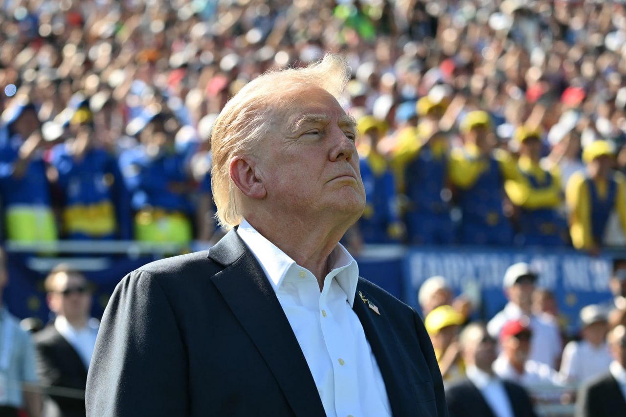 Дональд Трамп сообщил о намерении ввести пошлины на зарубежные кинофильмы и мебель Я введу пошлины в размере 100 на любые кинофильмы снятые за пределами США написал Трамп в соцсети Truth Social позже пообещав установить значительные пошлины для любых стран производящих мебель не на американской территории Американский президент объяснил эти решения полной утратой данных отраслей для экономики США в пользу других стран возложив ответственность за сложившуюся ситуацию на губернаторов штатов Калифорния и Северная Каролина Фото Mandel Ngan Pool Getty Images interfaxonline