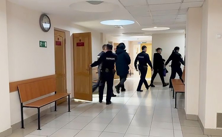 На Камчатке приговорили подельников телефонных мошенников Один житель Петропавловска был курьером аферистов второй подрядился водителем Один житель Петропавловска был курьером аферистов второй подрядился водителем Подробности по ссылке   kamtime ru article 465b6950 e77f 47f5 9af2 d9f889ddaa2f