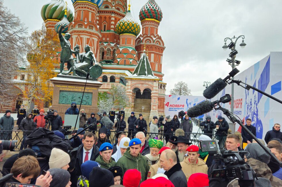 Путин рассказал, без кого невозможна победа в СВО  ДАН:    Написать в чат-бот  Президент сделал заявление во время общения с участниками молодежных движений после возложения цветов к памятнику Минину и Пожарскому на Красной площади в Москве.  Он уверен: каждый на своем месте вносит вклад, оказывая поддержку бойцам на переднем крае.   Про кого же говорил президент? Читайте в нашем материале.