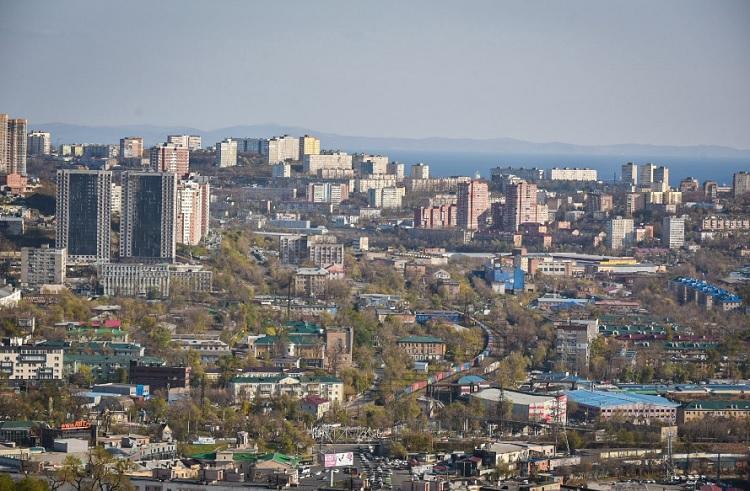 Во Владивостоке состоялся очередной рейд, направленный на выявление фактов незаконной сдачи квартир в аренду. Мероприятие прошло 17 июля в Первомайском районе с участием специалистов городского управления финансов, сотрудников УМВД России и Межрайонной ИФНС №14.  В ходе проверки выявлено шесть случаев сдачи жилья без оформления договоров аренды. Квартиры расположены по адресам: ул. Окатовая, 4 и 10; ул. Терешковой, 21 и 22; ул. Черемуховая, 22 и 8. Собственники будут вызваны в налоговую инспекцию для декларирования доходов и регистрации в качестве самозанятых граждан.  ПОДРОБНЕЕ
