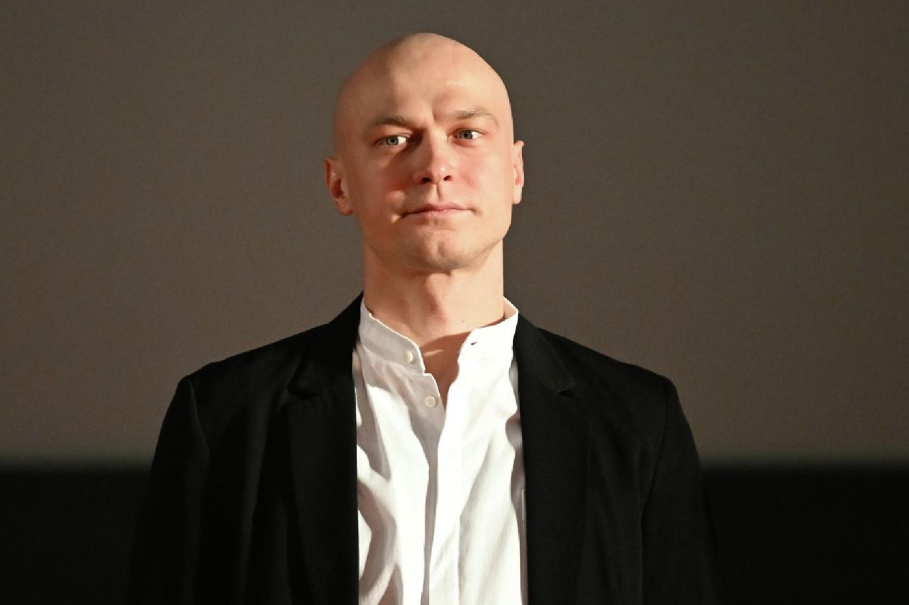 Актер Юра Борисов сыграет Гамлета на сцене МХТ имени Чехова в новом театральном сезоне Художественный руководитель театра Константин Хабенский анонсировал, что в новом сезоне на основной сцене МХТ состоится премьера «Гамлета» в постановке режиссера Андрея Гончарова. Главную роль в спектакле исполнит актер Юра Борисов. Точная дата премьеры пока не сообщается